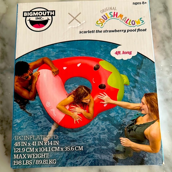 Squishmallows floatie Scarlett the strawberry - Picture 1 of 3